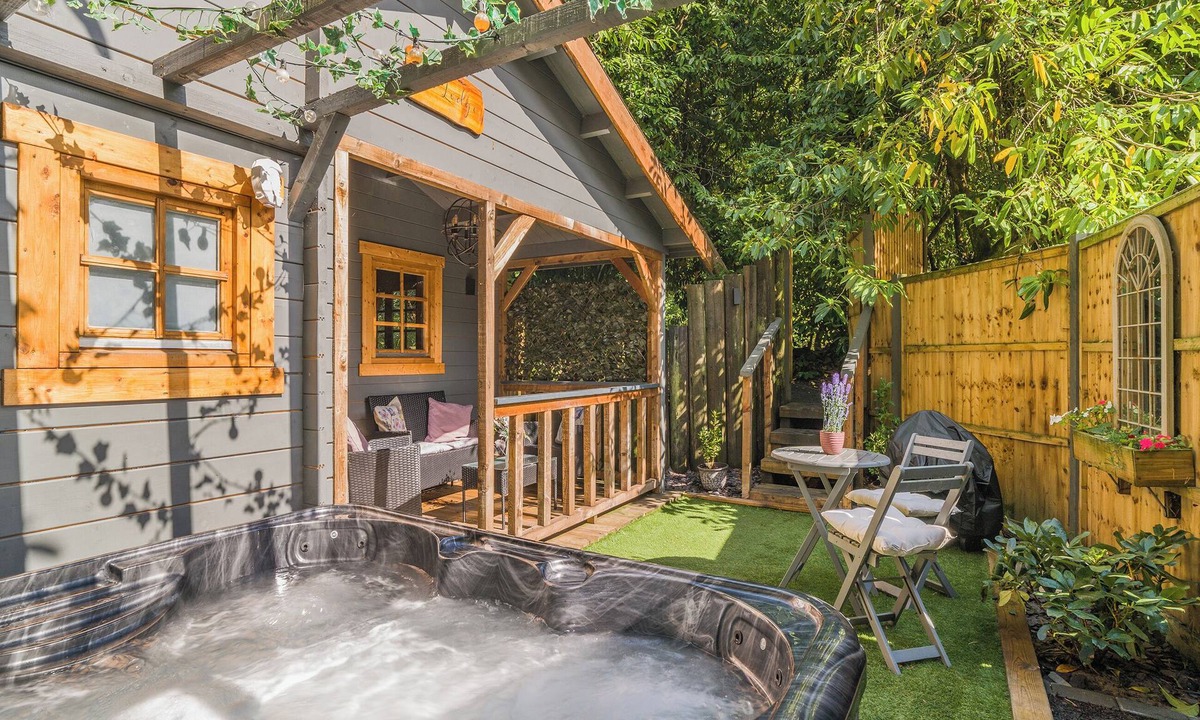Bisterne Cottage | 1 bedroom accommodation in Ringwood, New Forest