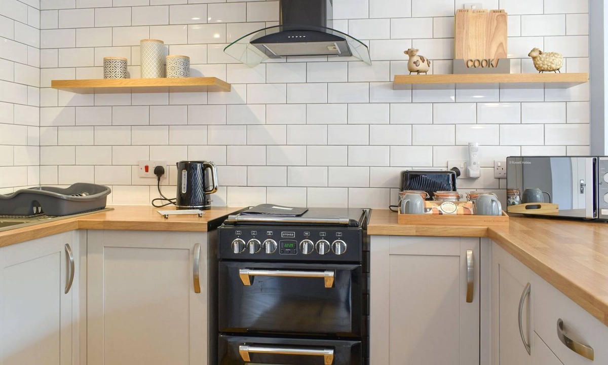 Barton-on-Sea Cottage | 1 bedroom accommodation in Barton-on-Sea, near New Milton