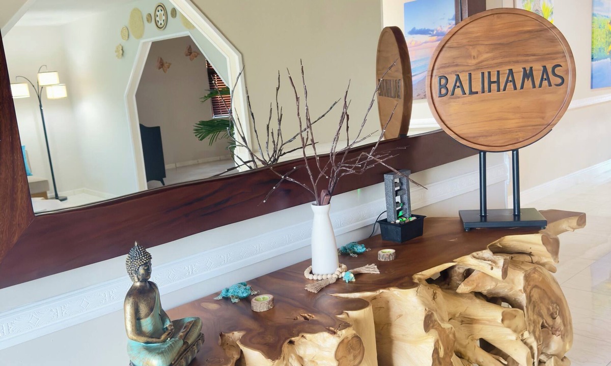 Bahamia West House | 1 King & 2 Bunk Beds located 1.5 miles from the beach