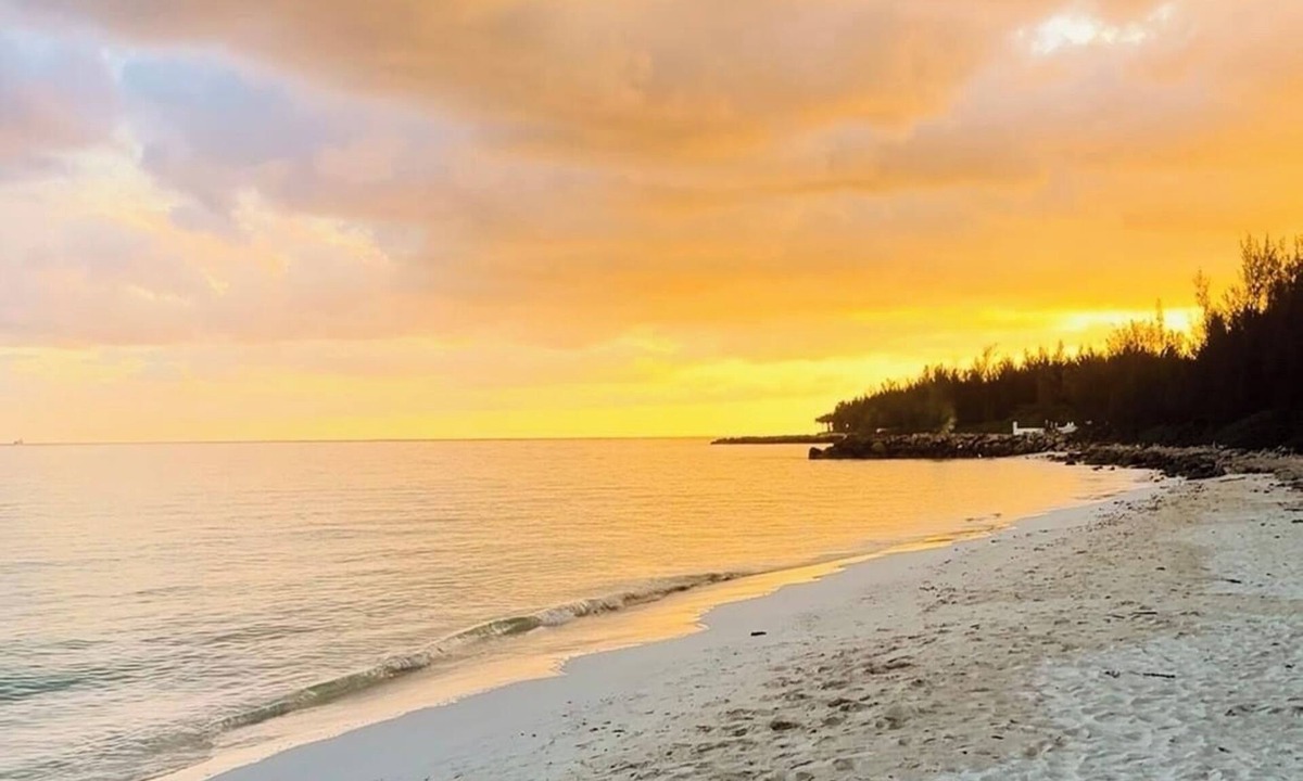 Bahamia West House | 1 King Bed, 2 Queen Beds, 2 Bunk Beds located 1.5 miles from the beach.