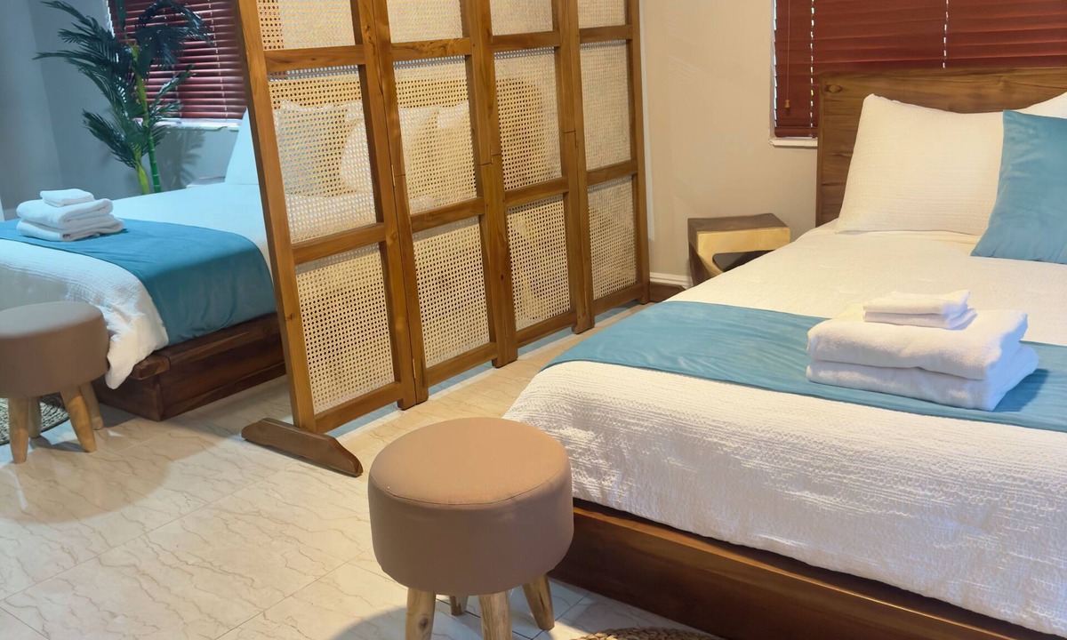 Bahamia West House | 1 King Bed & 2 Queen Beds 1.5 miles from the beach