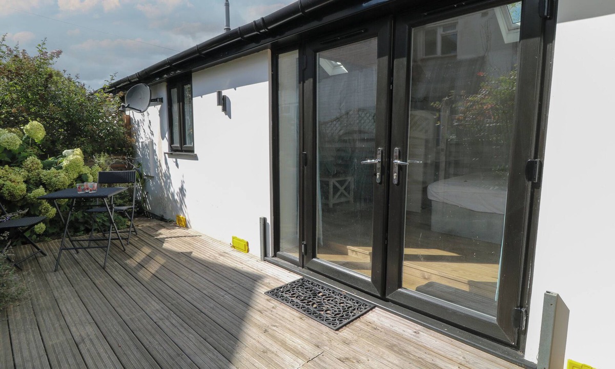 Stuckton Cottage | 1 WELFORD BARNS, pet friendly, with a garden in Fordingbridge