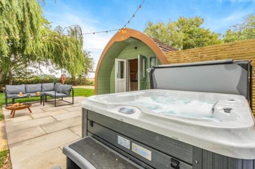 Frognall House | 1 Willowmere lakeside Hideaway