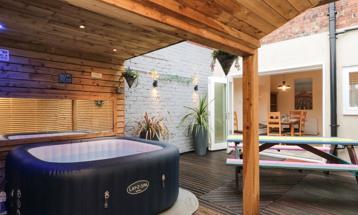 Guisborough House | 10 WALTON TERRACE, pet friendly, with hot tub in Guisborough