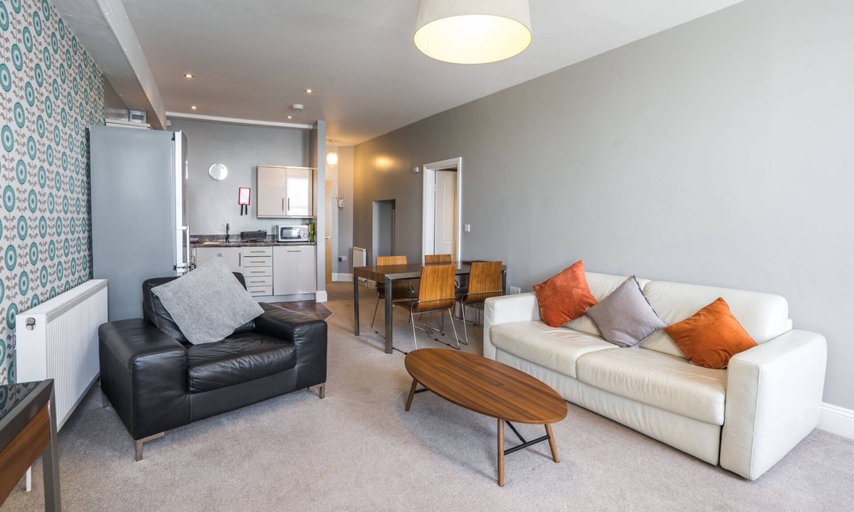 Torquay City Centre Cottage | 12 Astor House - one bed garden apartment with patio and stunning uninterrupted sea views