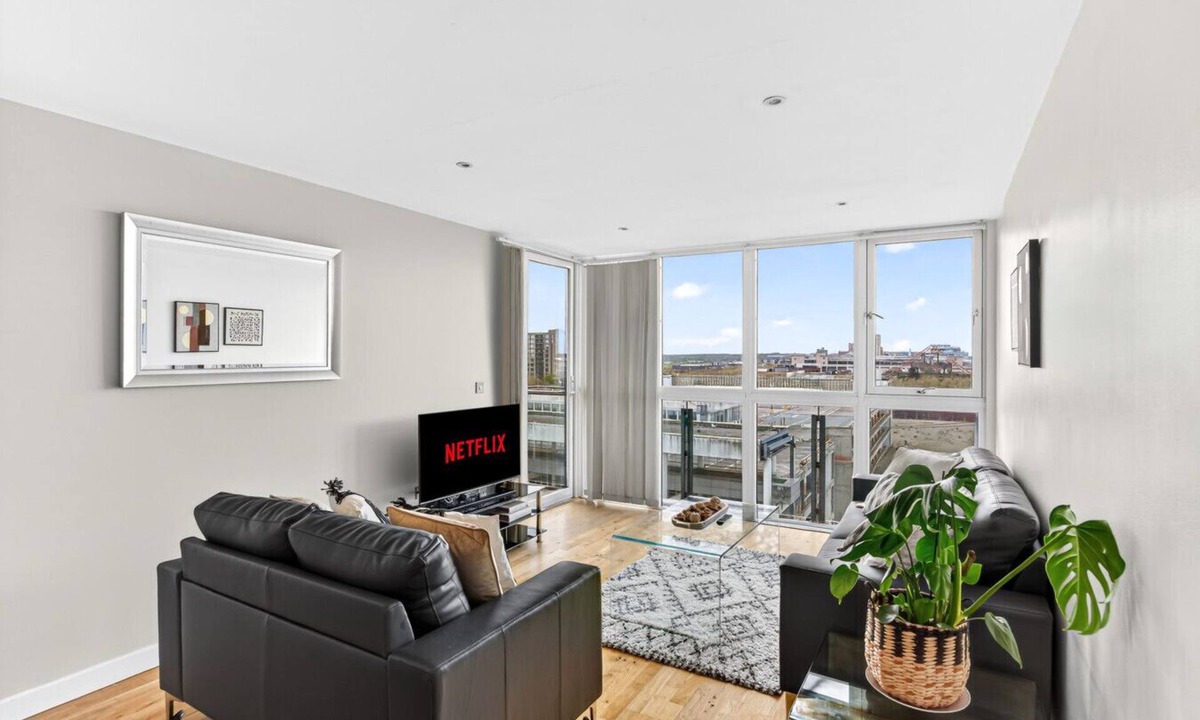 Central Milton Keynes Apartment | 12th Street Apartment City Centre Balcony Free Parking Fast WiFi Yoko Property