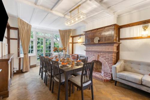 Brent Cross House | 13-Bed London Gem, Opposite Tube Station less than 1 min walk