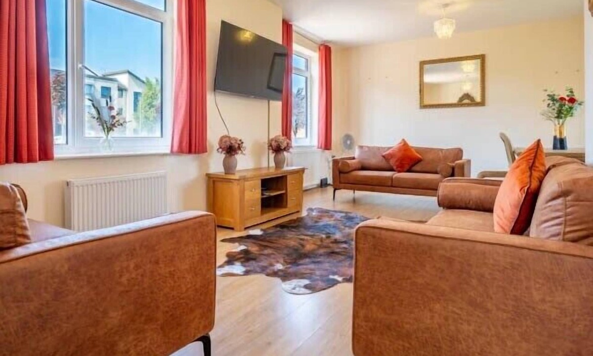 Bletchley House | 14 Guests-6 Bedroom House, free parking
