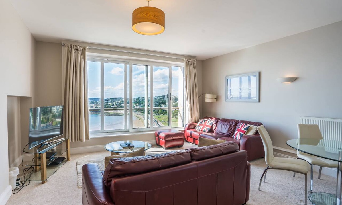 Torquay City Centre Apartment | 17 Astor House - premier apartment with stunning south facing uninterrupted sea views with juliette