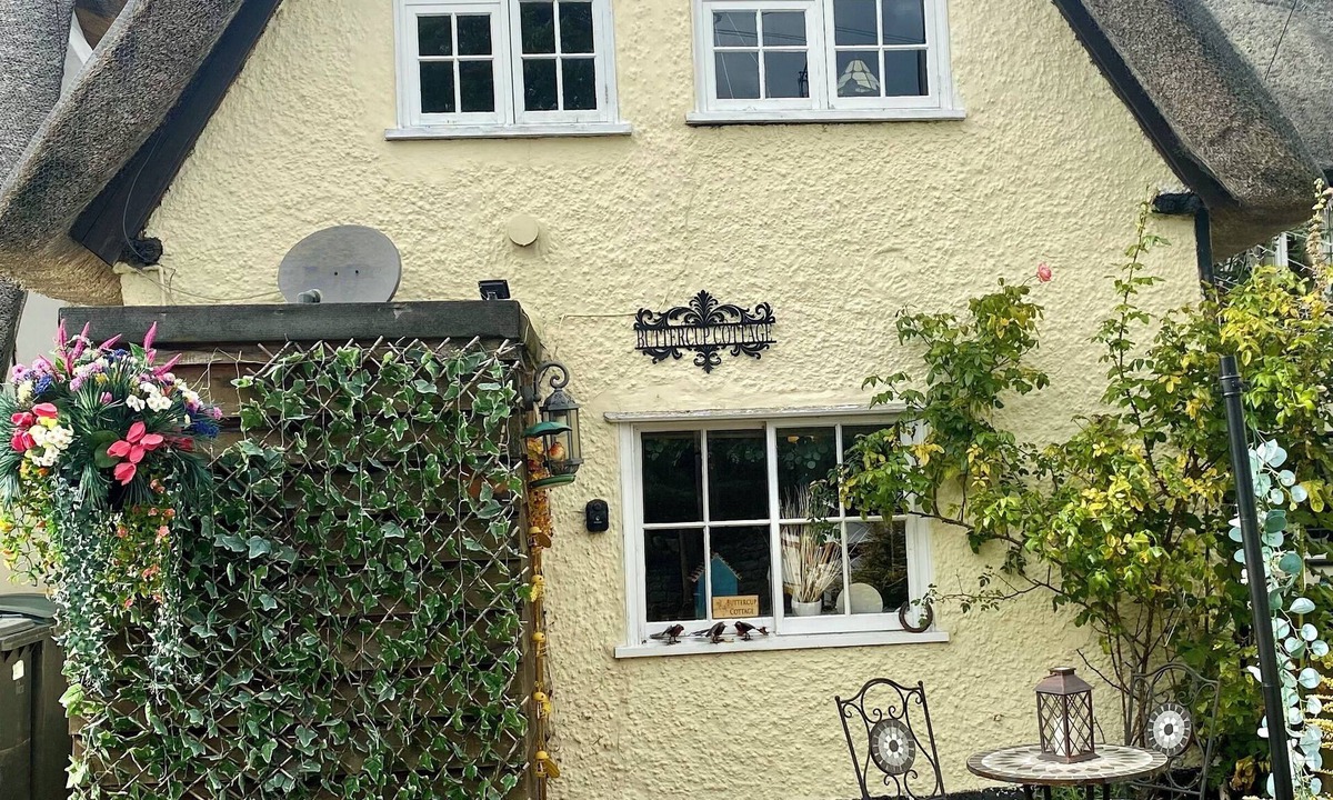 Bedford Cottage | 18th Century Thatcned - Buttercup Cottage - cosy and charming