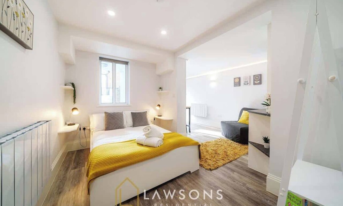 Windsor City Centre Apartment | 1BR Apartment | Walk to Shops & Castle