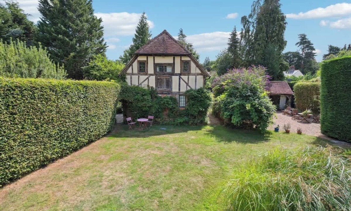 Windlesham House | 2-Bed Barn| Private Drive & Gardens - By Tempstay