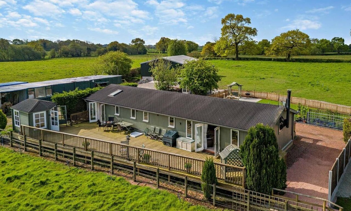 Crewe Ski Chalet | 2 Bed in Crewe (oc-93266)