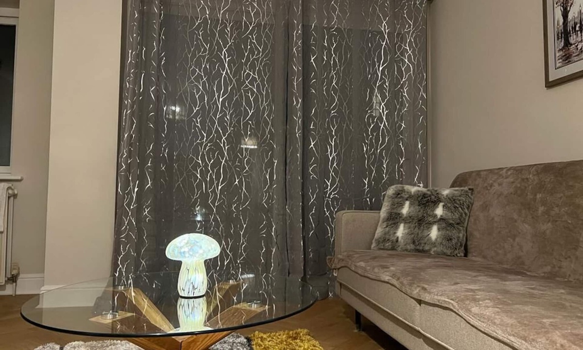 Golborne Apartment | 2 bedroom, 1 bath flat in Westbourne Park near Notting Hill, London. Sleeps 5.