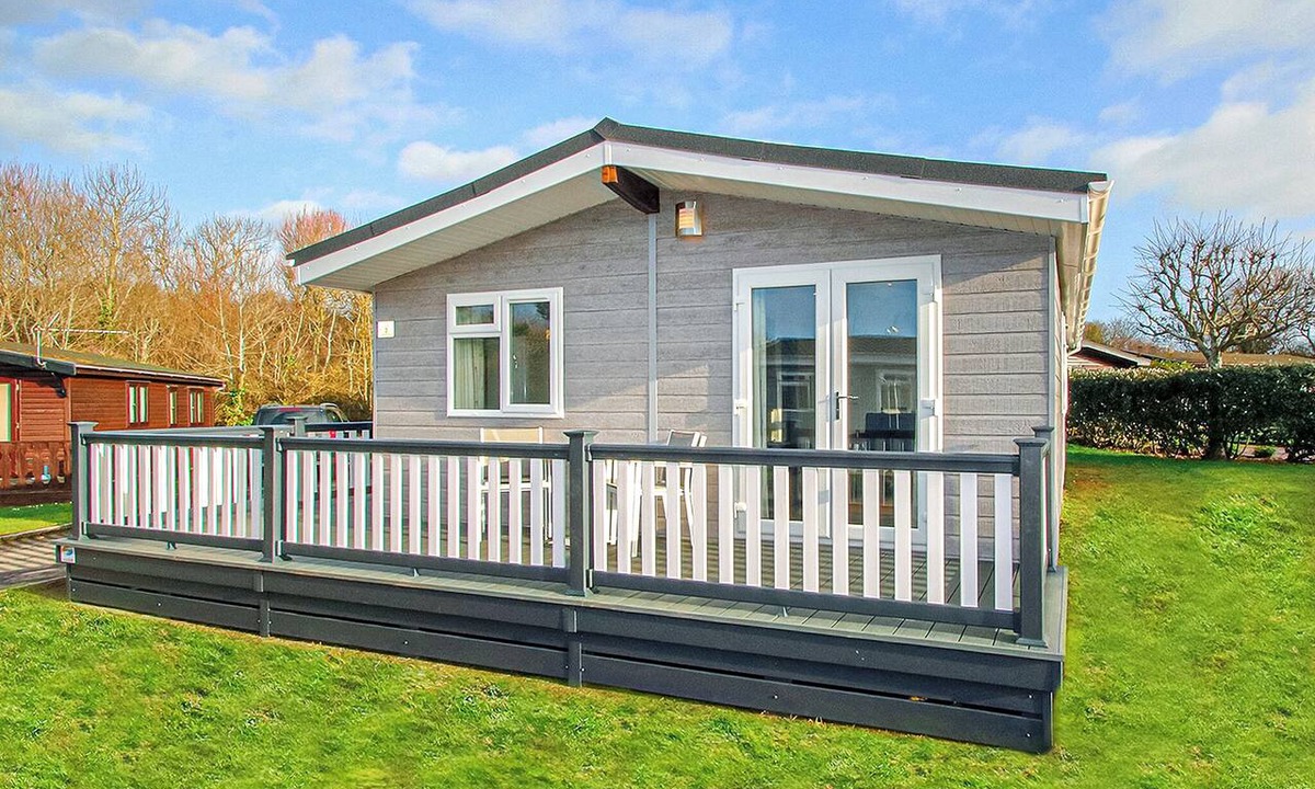 Milford on Sea Ski Chalet | 2 bedroom accommodation in Milford-on-Sea, Nr Lymington