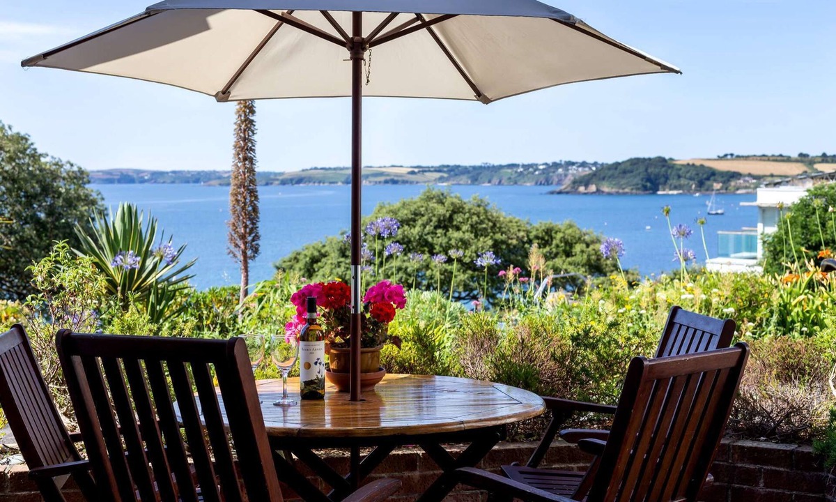 Mylor Churchtown Apartment | 2 bedroom apartment (max 4 people), fabulous sea views