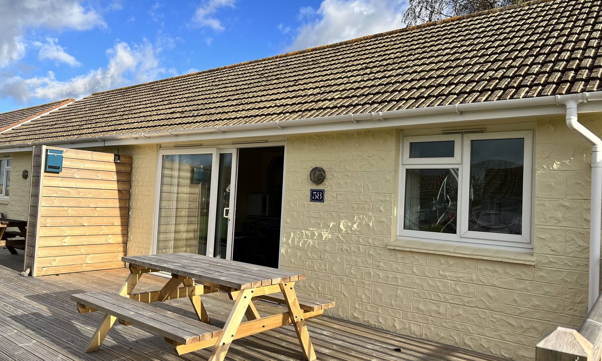 Nettlestone House | 2 Bedroom Bungalow SV58, Seaview, Isle of Wight, Dog Friendly, free wifi