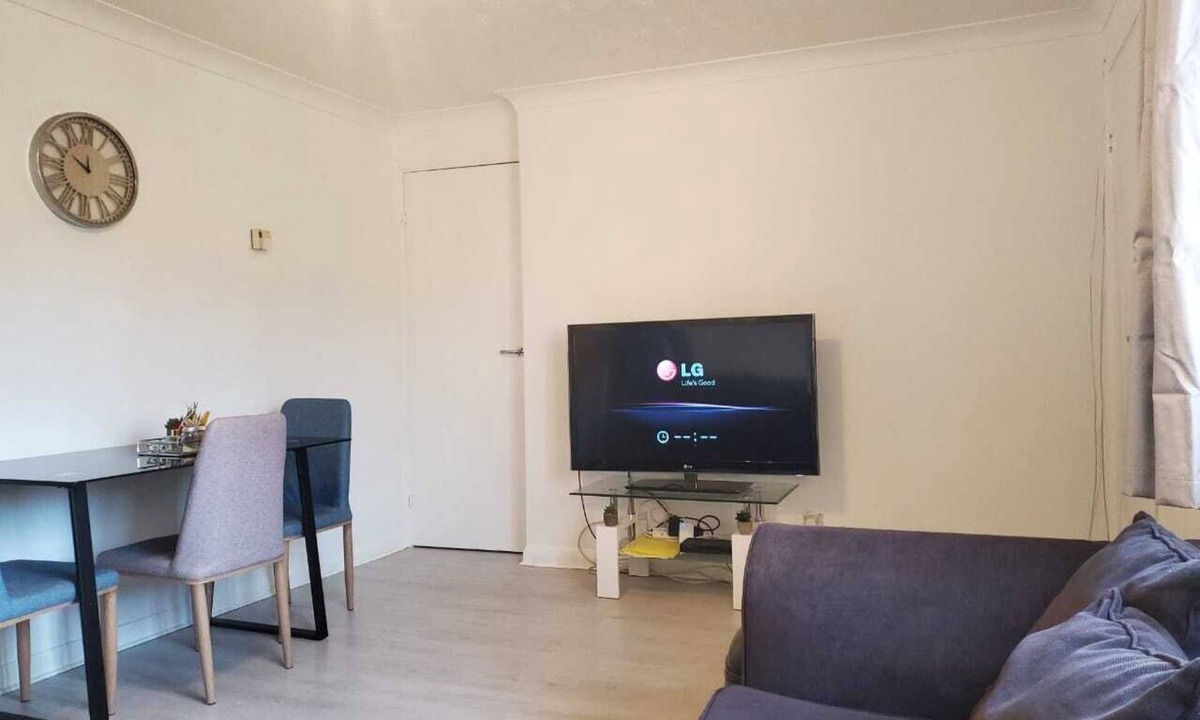 Yiewsley Condo | 2 bedroom flat close to Heathrow, Train station & Local Amenities