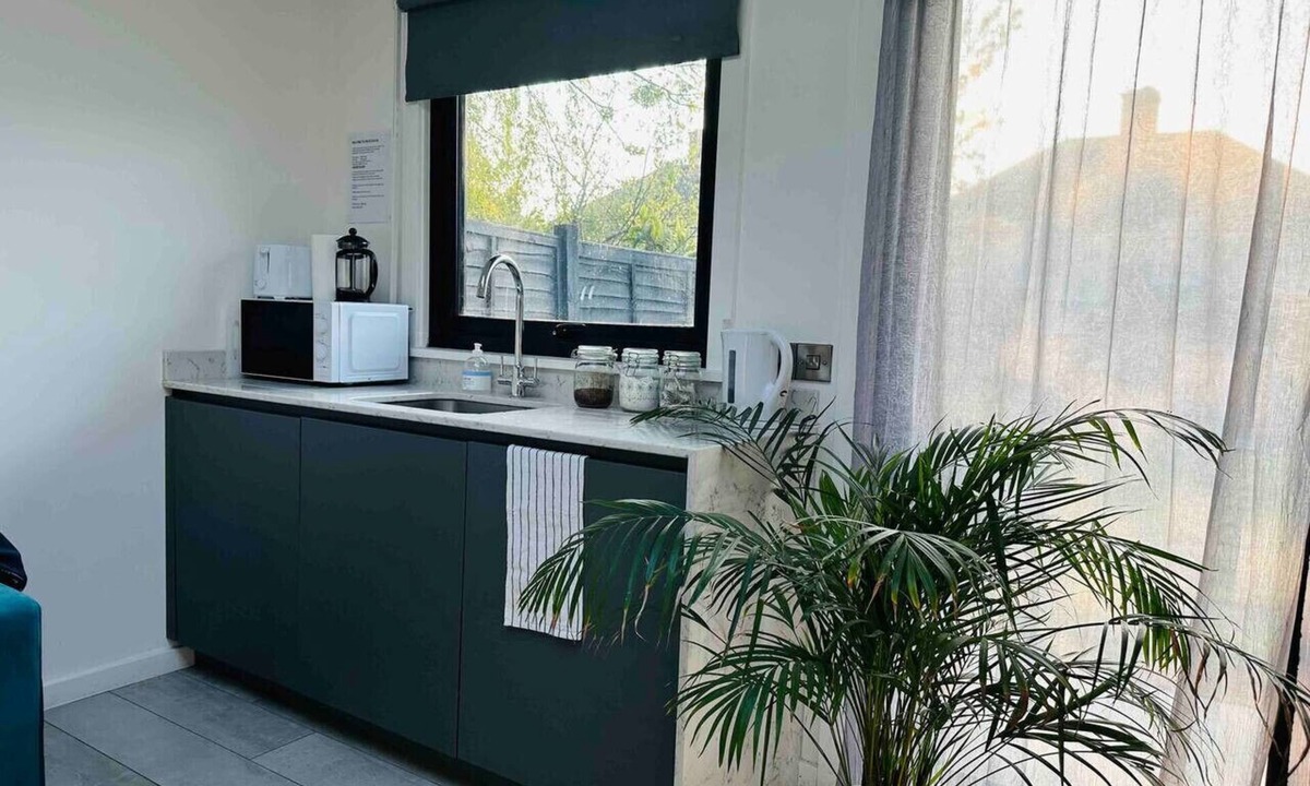 Arbury Condo | 2-Bedroom Garden Studio in Cambridge City Centre with Parking