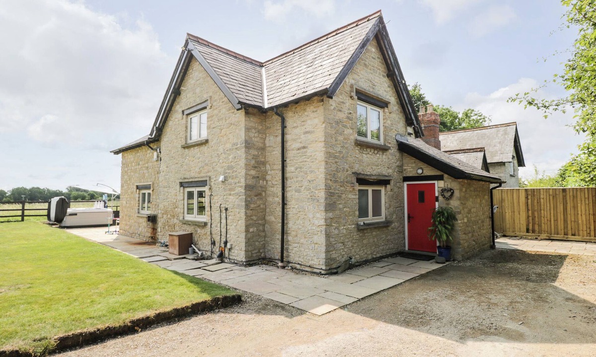 Bicester House | 2 DEWARS FARM COTTAGES, pet friendly in Middleton Stoney