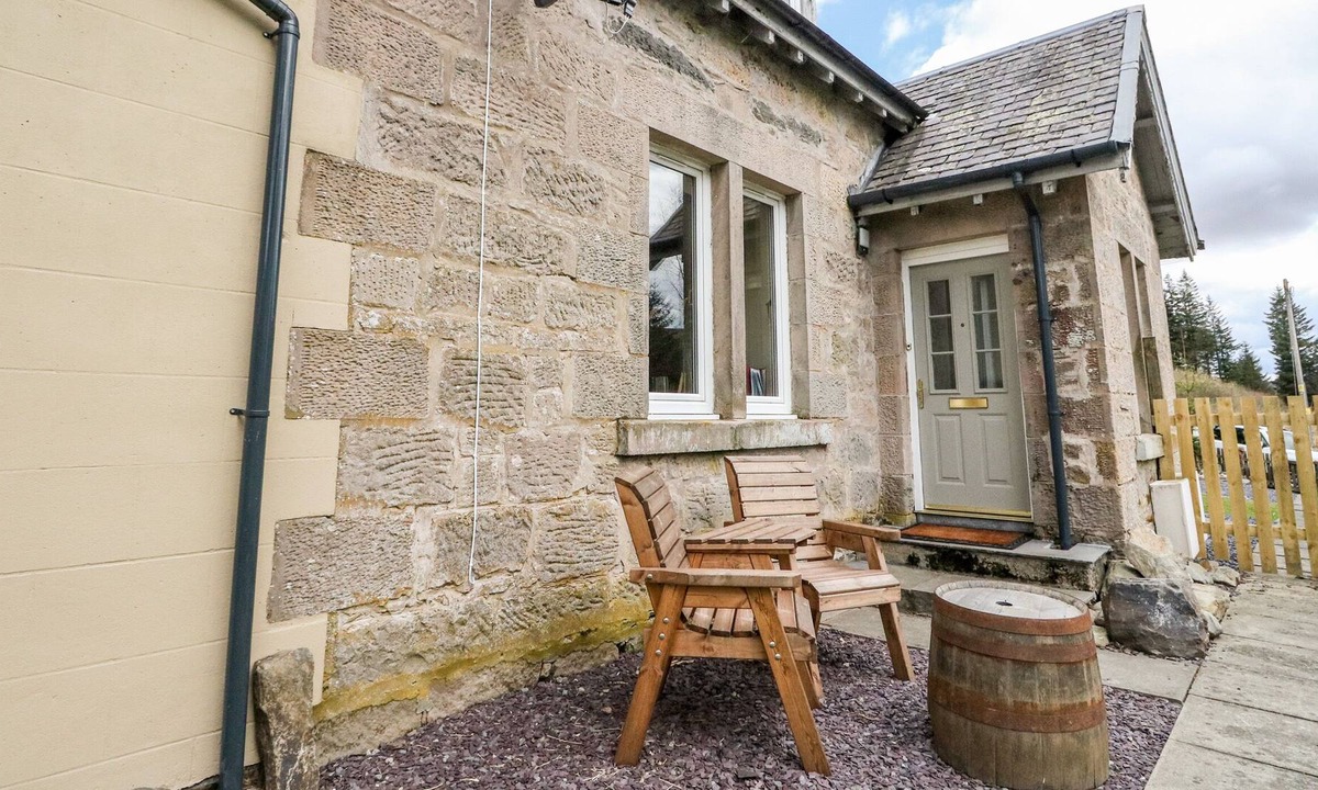 Foss Cottage | 2 STATION COTTAGES, pet friendly, with a garden in Dalwhinnie