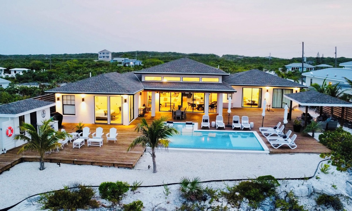 William's Town House | 23Exuma | 5 Luxurious bedrooms each w/private bath | ON BEST BEACH | Heated Pool