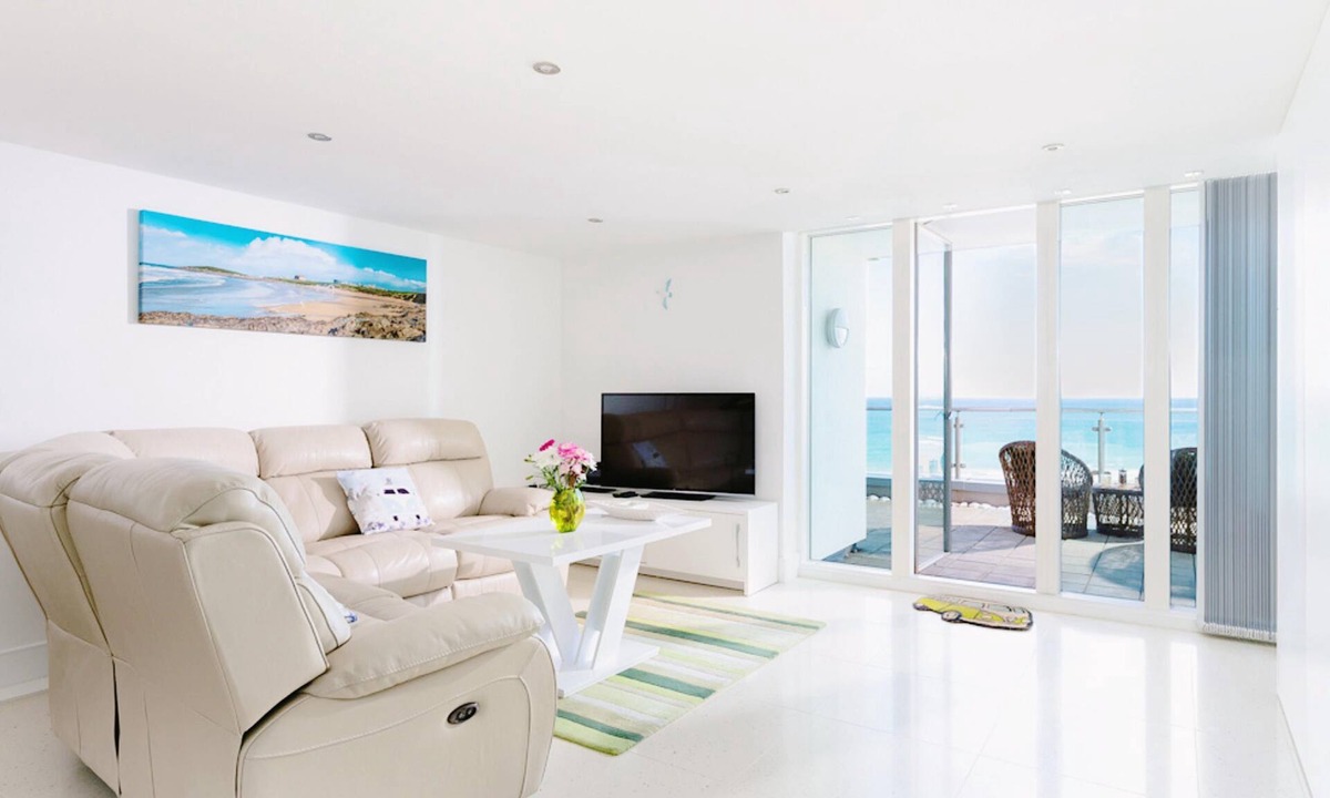 Newquay City Centre Apartment | 25 Rocklands-Modern apartment with spectacular ocean views, large private terrace. Secure parking