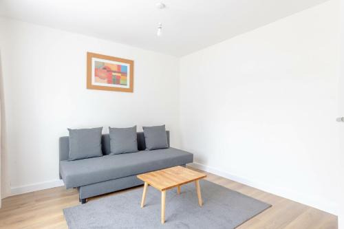 Custom House Apartment | 2BD Apt East London Sleeps 7!