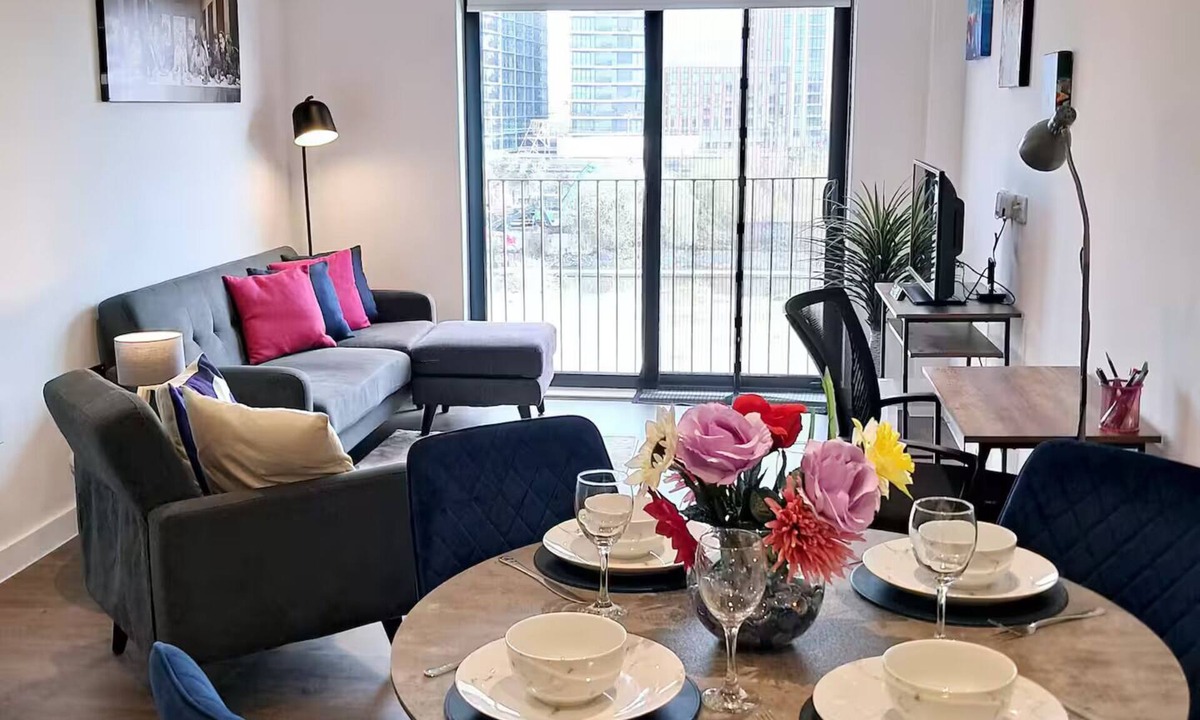 Salford Apartment | 2Bed 2Bath Balcony Waterfront Retreat Manchester Apartment