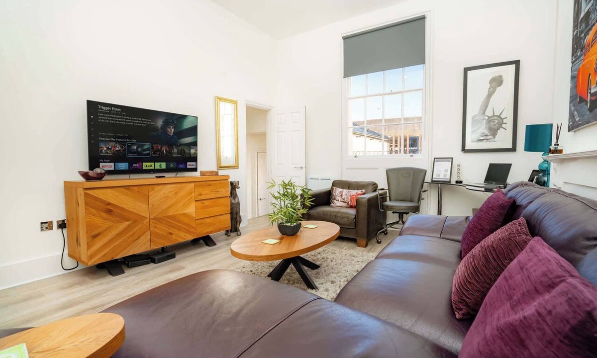 Cheltenham Apartment | 2BR Apartment with balcony | Central Cheltenham