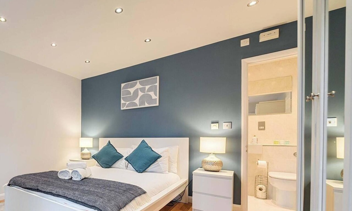 Windsor Apartment | 2BR House, Walk to Windsor Castle + Parking for 1
