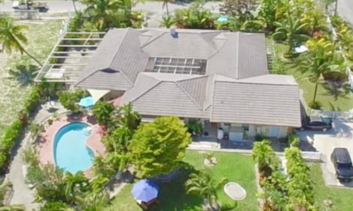 Windsor Park Villa | 2Br near Coral Beach- Coconut Villa, hear the waves and relax!