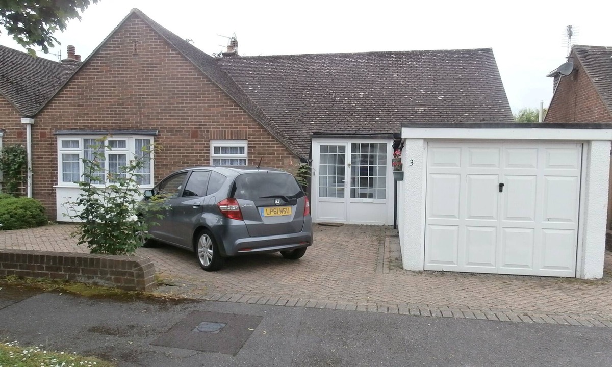 Highcliffe-on-Sea House | 3 bed bungalow with large garden. New kitchen installed December 2025.