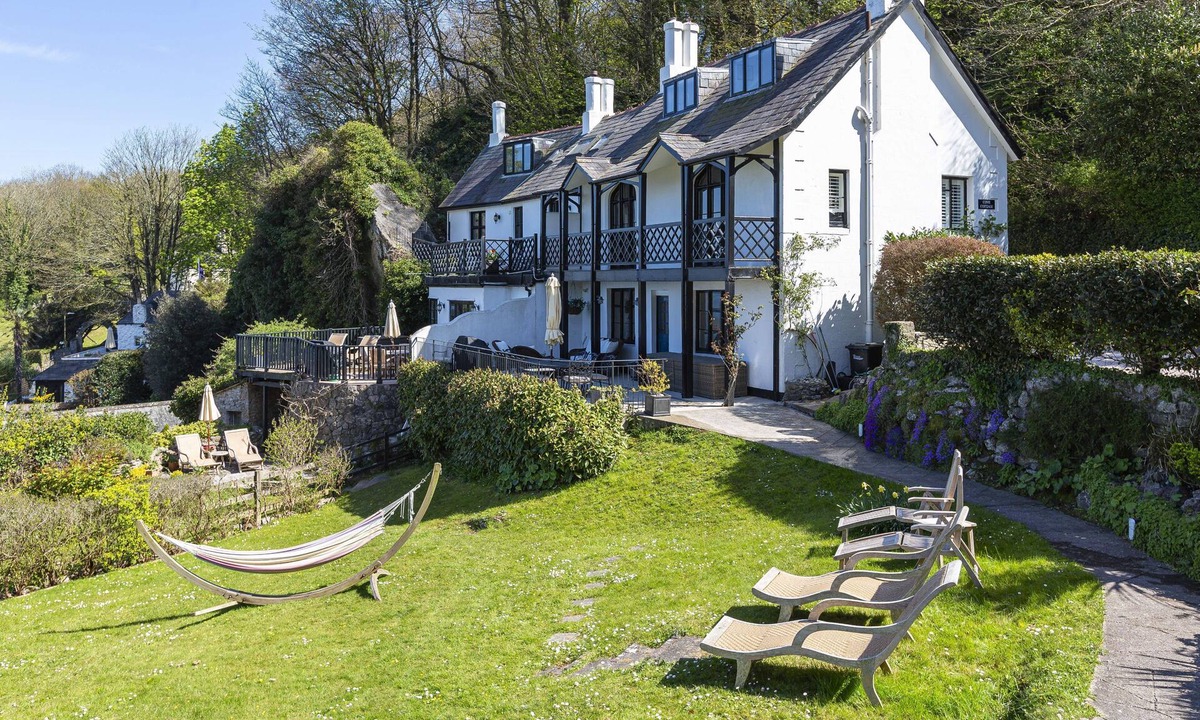 Babbacombe Cottage | 3 Bed Cove Cottage - Sleeps 6 guests in 3 bedrooms