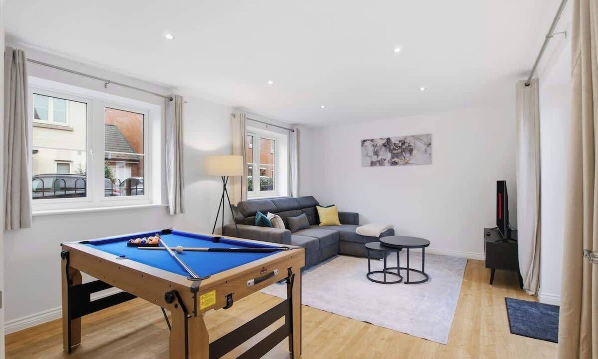 Hartwell House | 3-Bed House with Parking | Ideal for Contractors