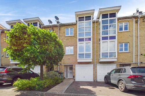 Epsom House | 3 bed modern townhouse with self check in, sleeps 6, 35mins direct train to London Waterloo, zone 6