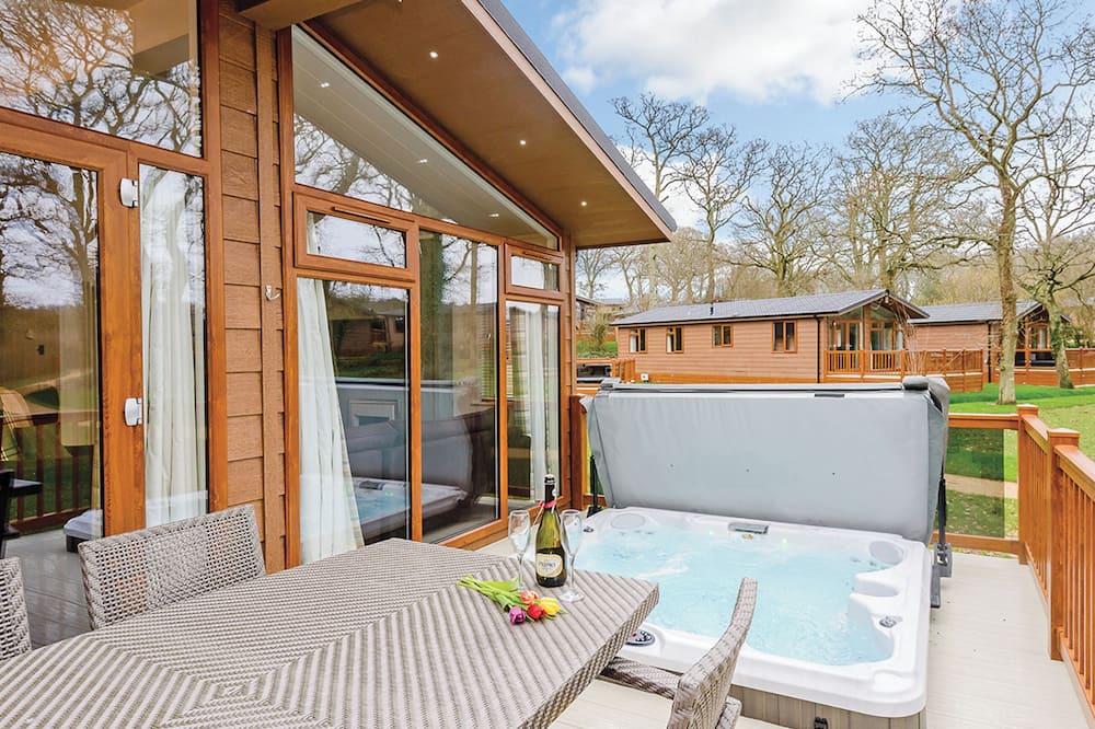 Holton Heath Ski Chalet | 3 bedroom accommodation in Holton Heath