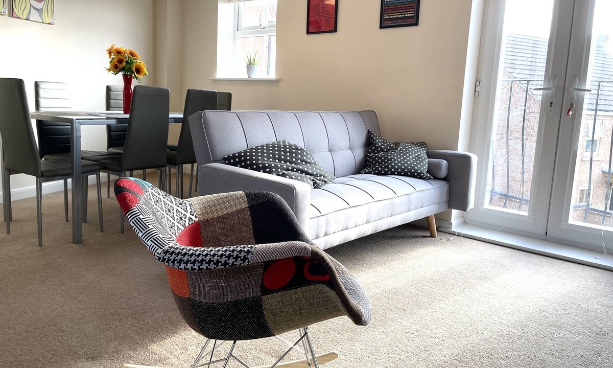 Higham Ferrers House | 3 Bedroom apartment, sleeps 8, Elec car charge port