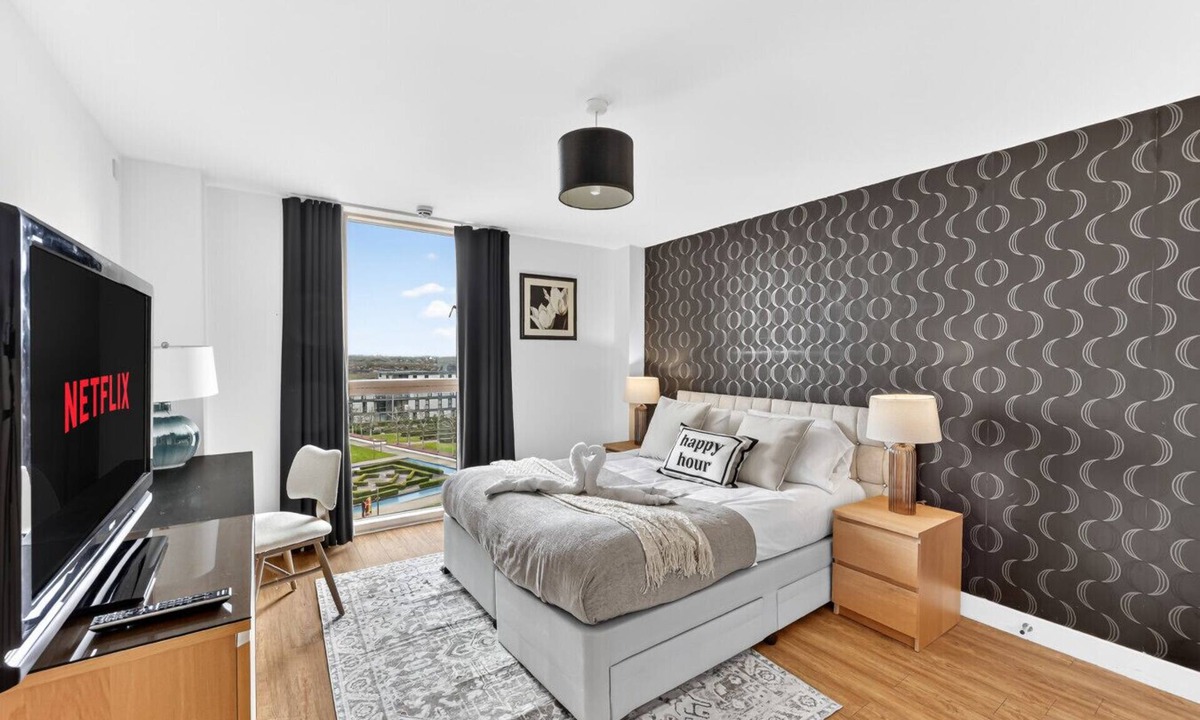 Central Milton Keynes Apartment | 3-Bedroom Apartment @ The Vizion Beautiful Views Communal Garden Free Parking Yoko Property