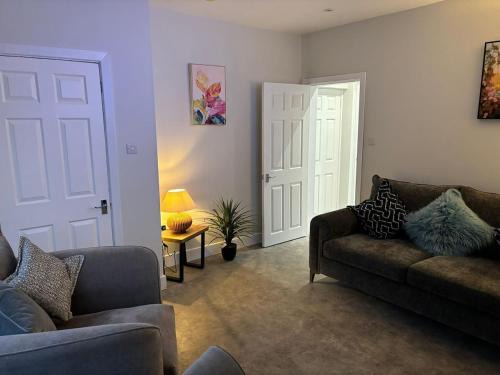 Ormskirk House | 3 Bedroom home, with 4 beds, parking, walk to station & town centre families and business visitors welcome