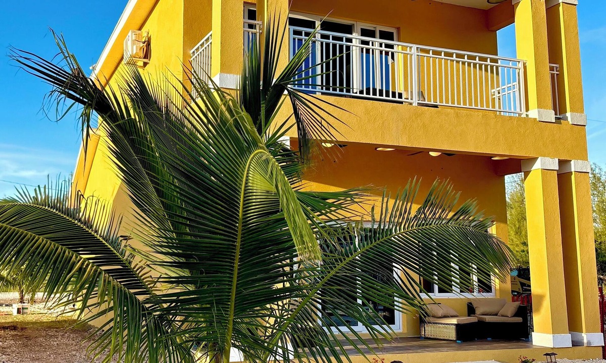 West End House | 3-bedroom townhome located in Westend/Bootle bay only 66 miles off Palm Beach