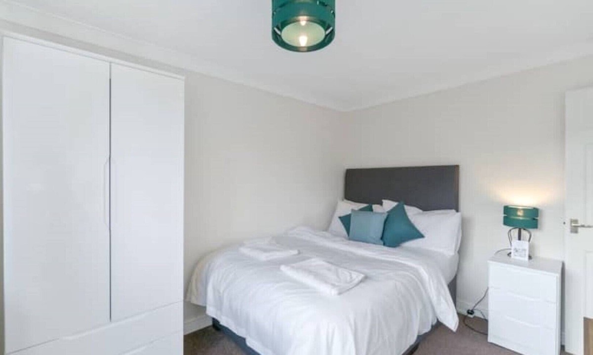 Thrapston House | 3 Bedroom W/Private Free Parking and Large Garden
