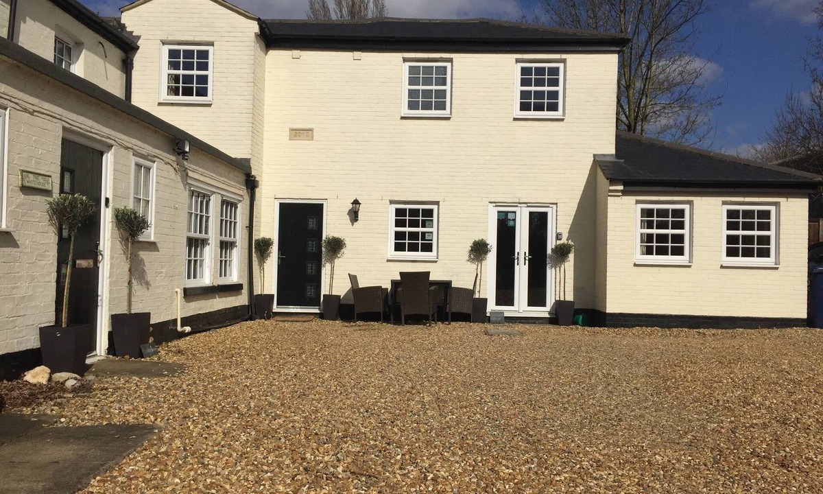 St Neots House | 3 BR Ensuite Cottage Private Garden & Parking Near St Neots