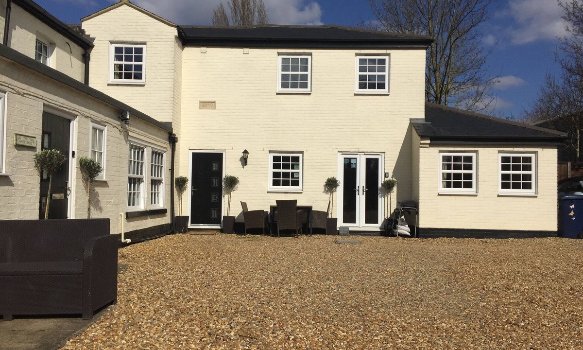 St Neots House | 3 BR Ensuite Cottage | Private Garden & Parking