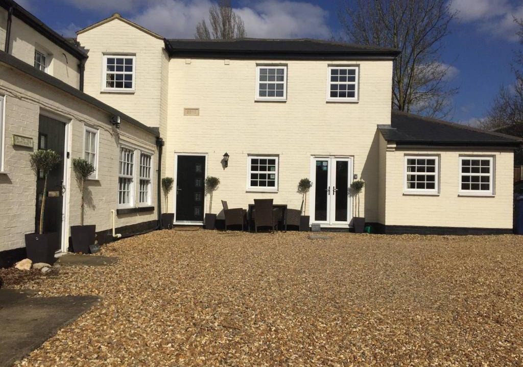 St Neots House | 3 BR Ensuite Cottage Private Garden Parking Near St Neots