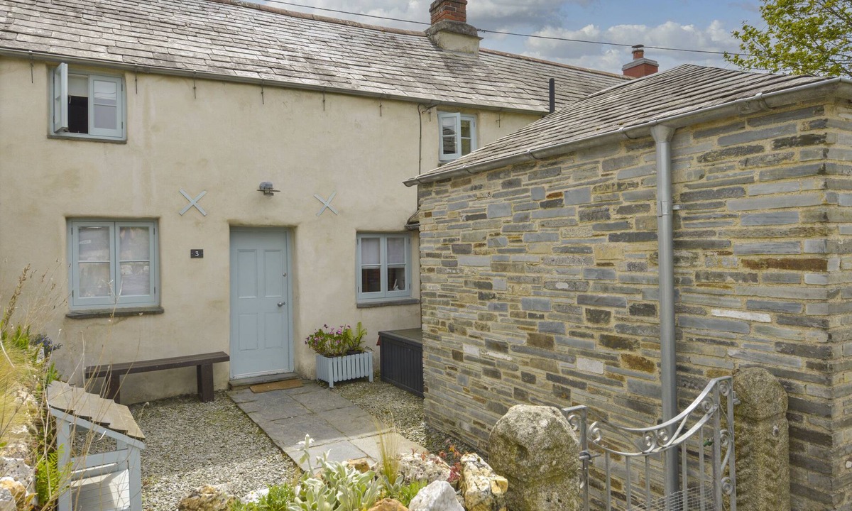 St Teath Cottage | 3 NEWHALL GREEN, pet friendly, with open fire in St Teath