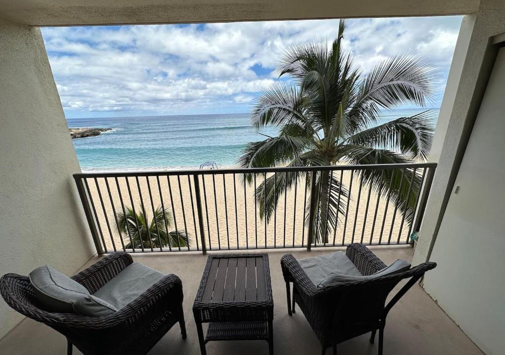 Makaha Apartment | 305 On the Beach