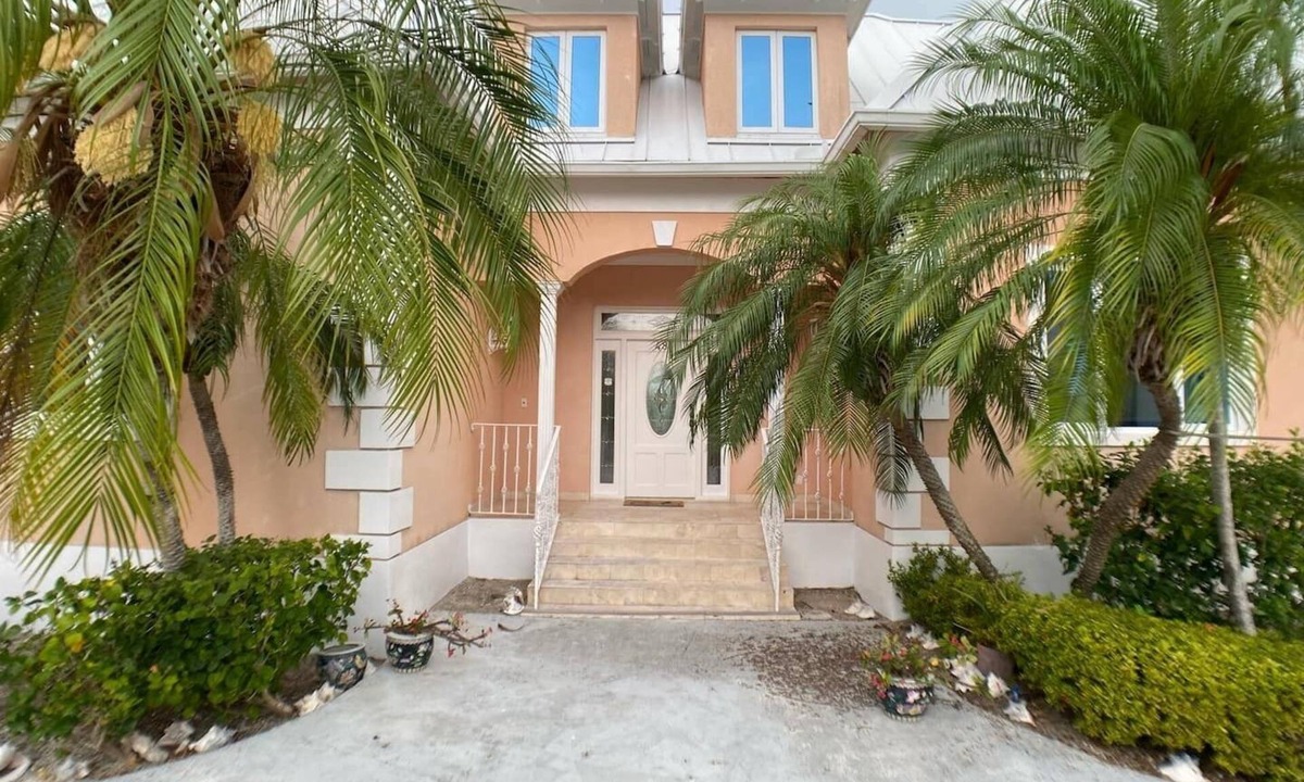Smith's Point House | 4 Be/3.5 ba Pretty Bahama Style Home on Blue Canal
