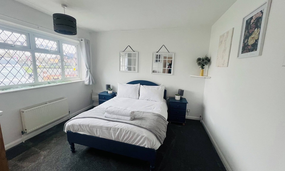 Whitstable House | 4 Bed Bungalow with hot tub , parking for 4 cars, large garden. Dog friendly.