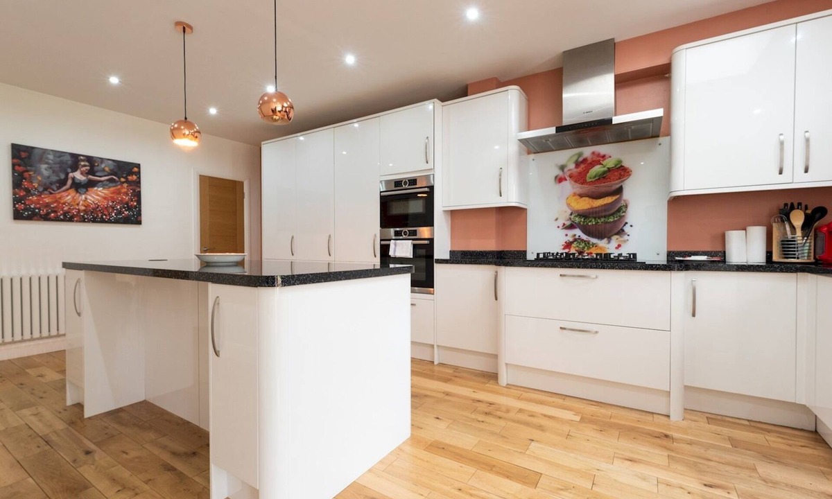 Sidcup House | 4 Bed house + Parking, 5 mins Sidcup Station - Pass the Keys